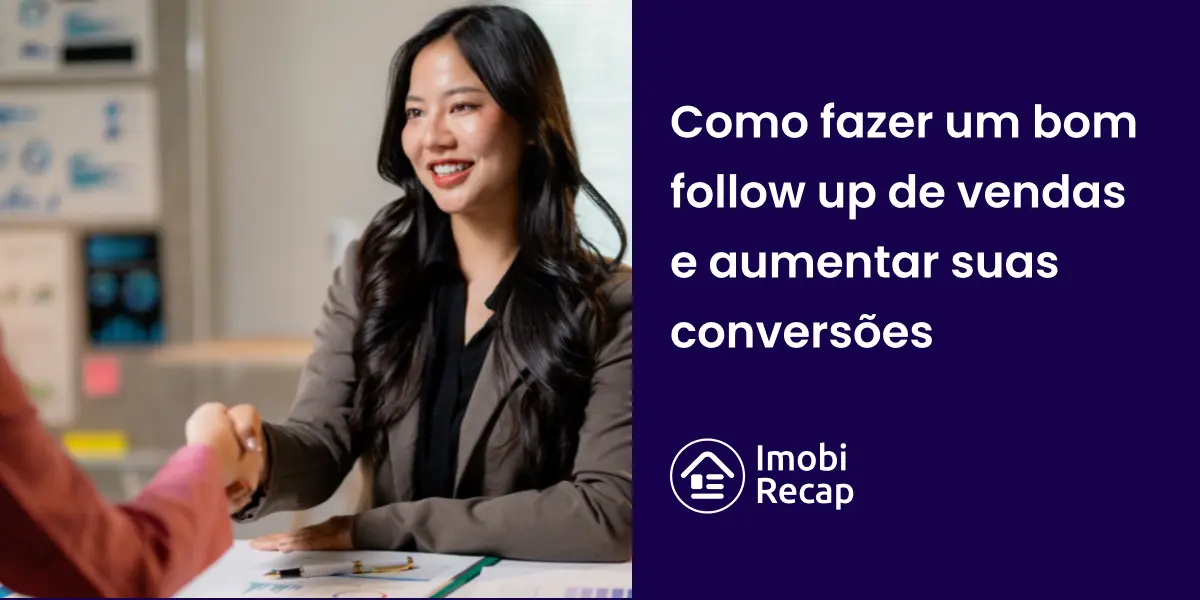 Corretora imobiliária aplicando técnica de follow up de vendas com uma cliente em seu escritório.