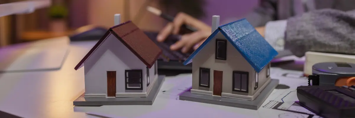 Imagem de corretor falando com cliente sobre os novos valores após aumento da inflação.