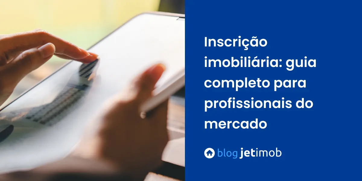 Imagem de uma pessoa pesquisando sobre inscrição imobiliária.