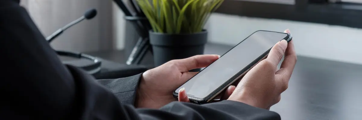 Corretor imobiliário utilizando o Instagram para vender imóveis.