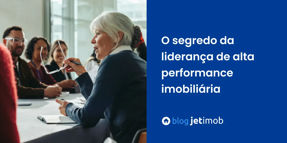 Imagem de uma gestora ensinando sobre liderança de alta performance.