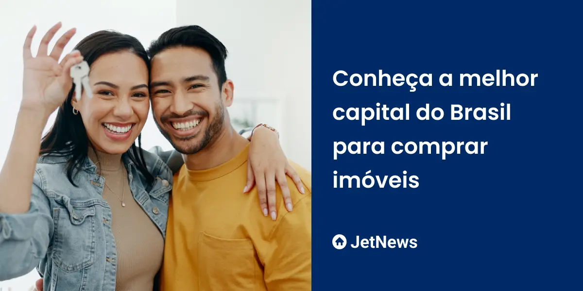 Imagem de um jovem casal com as chaves do seu novo imóvel nas mãos.