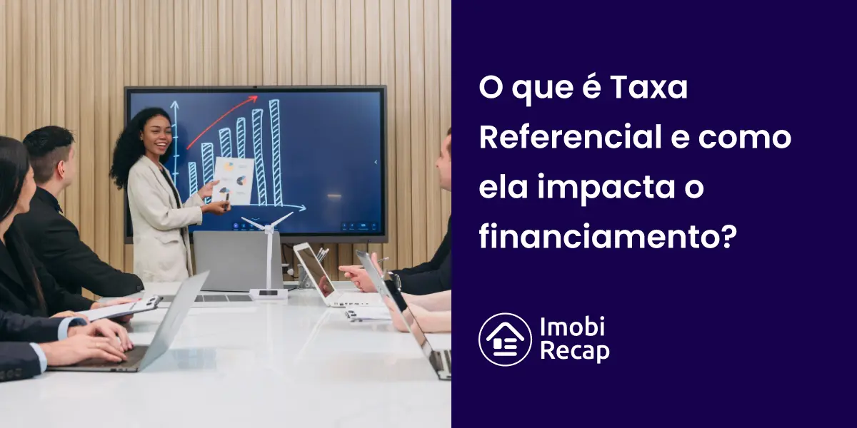 Imagem de corretores imobiliárias se reunindo para falar sobre a Taxa Referencial em uma sala de reuniões.