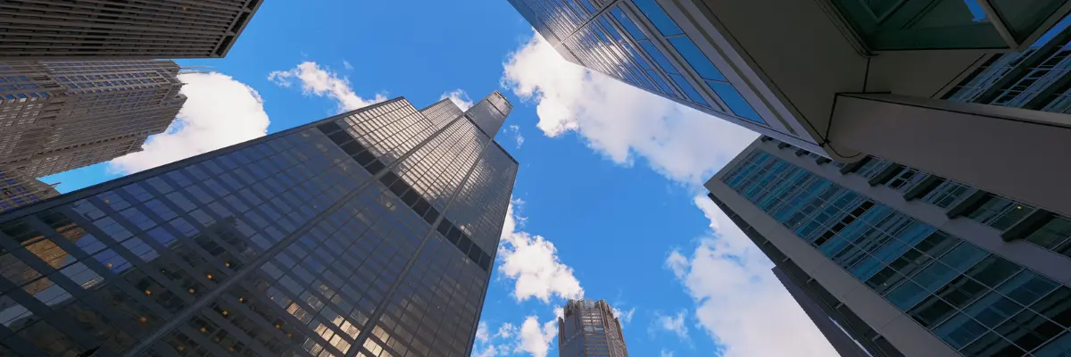 Imagem de cinco arranha-céu no centro de São Paulo.