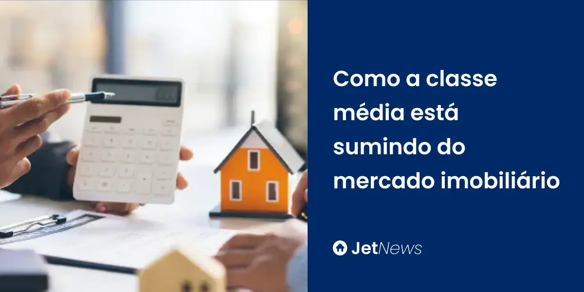 Corretor imobiliário calculando valor de imóvel para família de classe média a partir de financiamento.