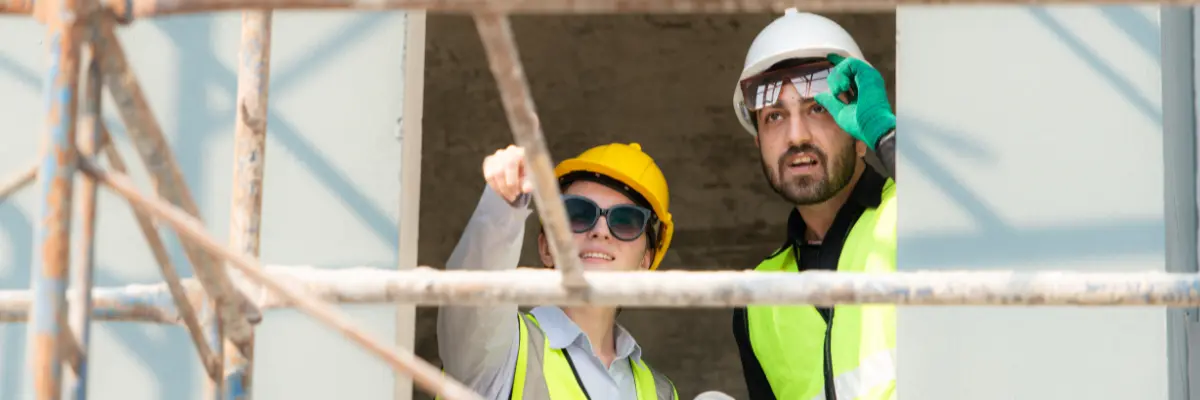 Imagem de dois arquitetos observando construção.