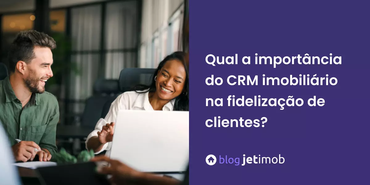 Imagem ilustrativa de corretores utilizando um crm imobiliário para fidelização.
