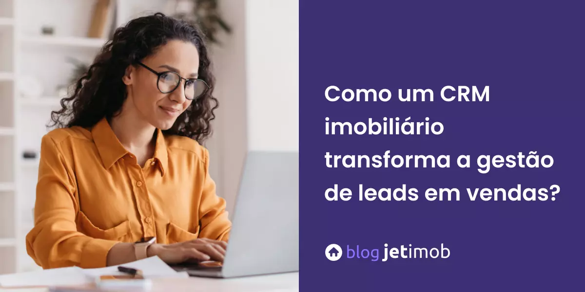 Imagem ilustrativa de uma corretora utilizando um CRM imobiliário para gestão de leads.