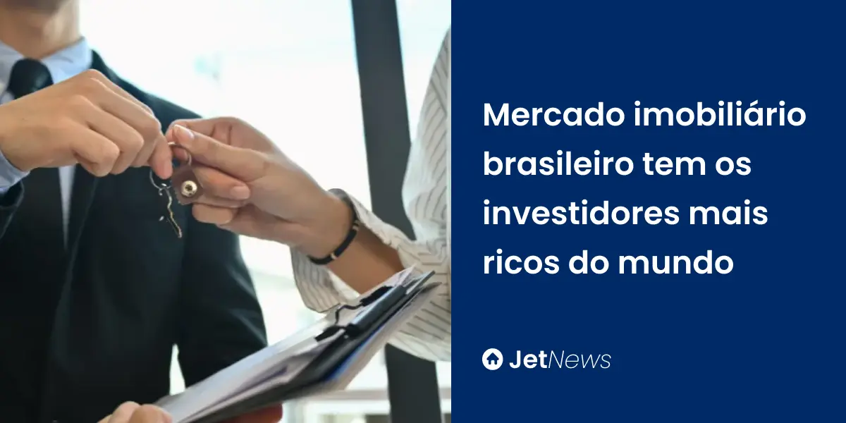 Corretor de imóveis segurando um contrato e entregando as chaves de um imóvel para o novo proprietário.