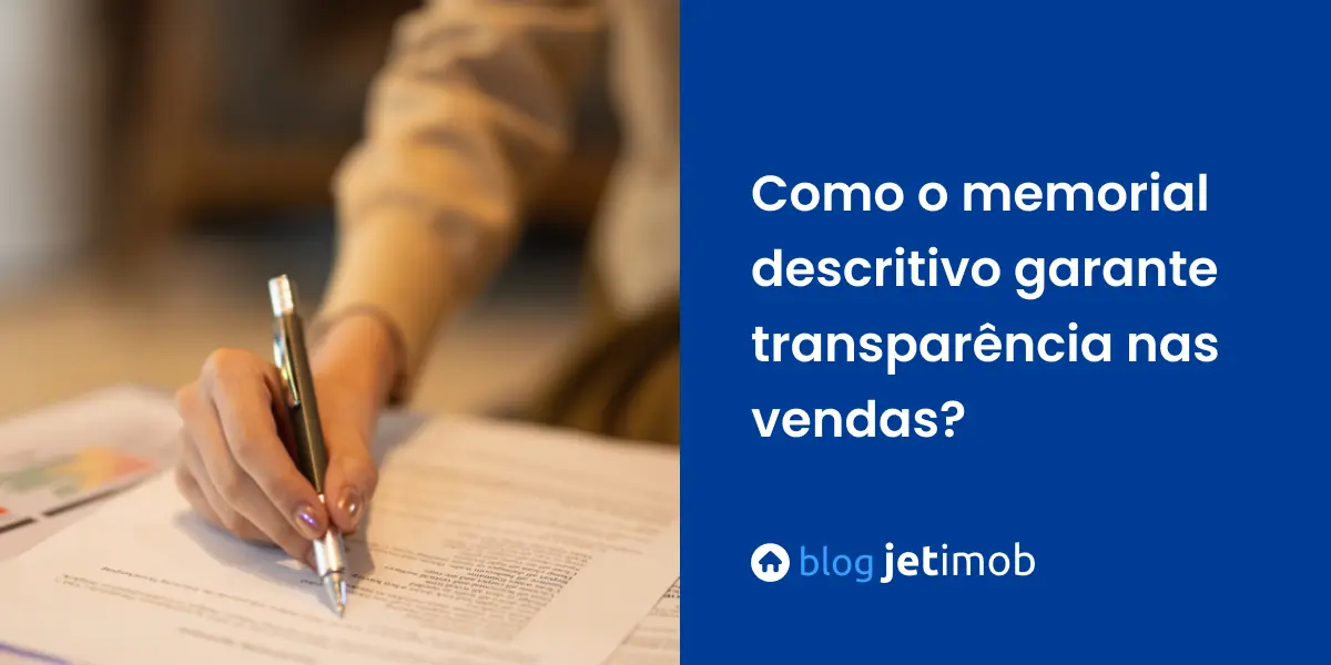 Corretora de imóveis elaborando memorial descritivo de um imóvel residencial para cliente.