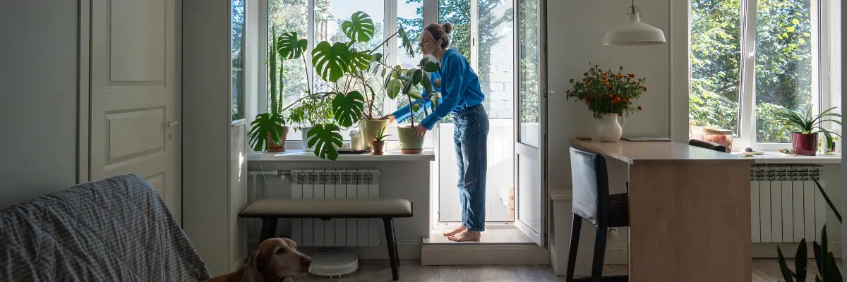 Imagem de mulher jovem decorando a sua casa.