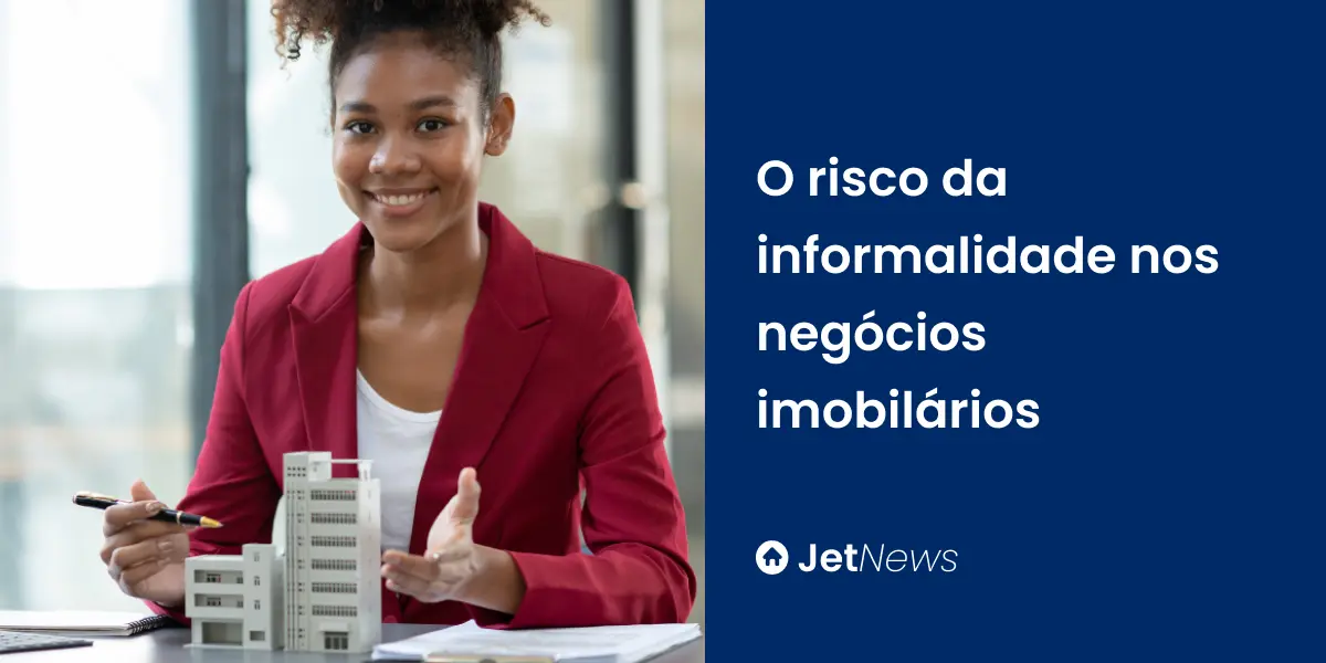 Corretora de imóveis em reunião para discutir os riscos da informalidade nos negócios imobiliários.