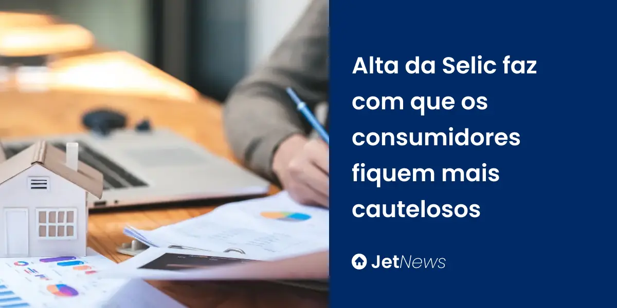 Corretor de imóveis analisando o impacto da alta da taxa Selic no mercado imobiliário.
