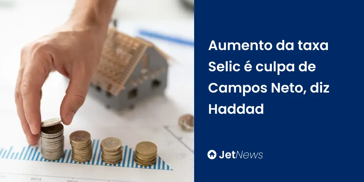 Corretor imobiliário calculando preço de imóvel após aumento da taxa Selic.