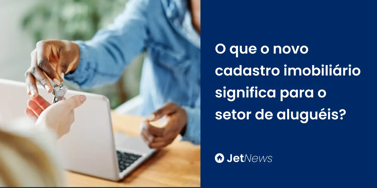 Corretora negociando um apartamento após novo cadastro imobiliário.