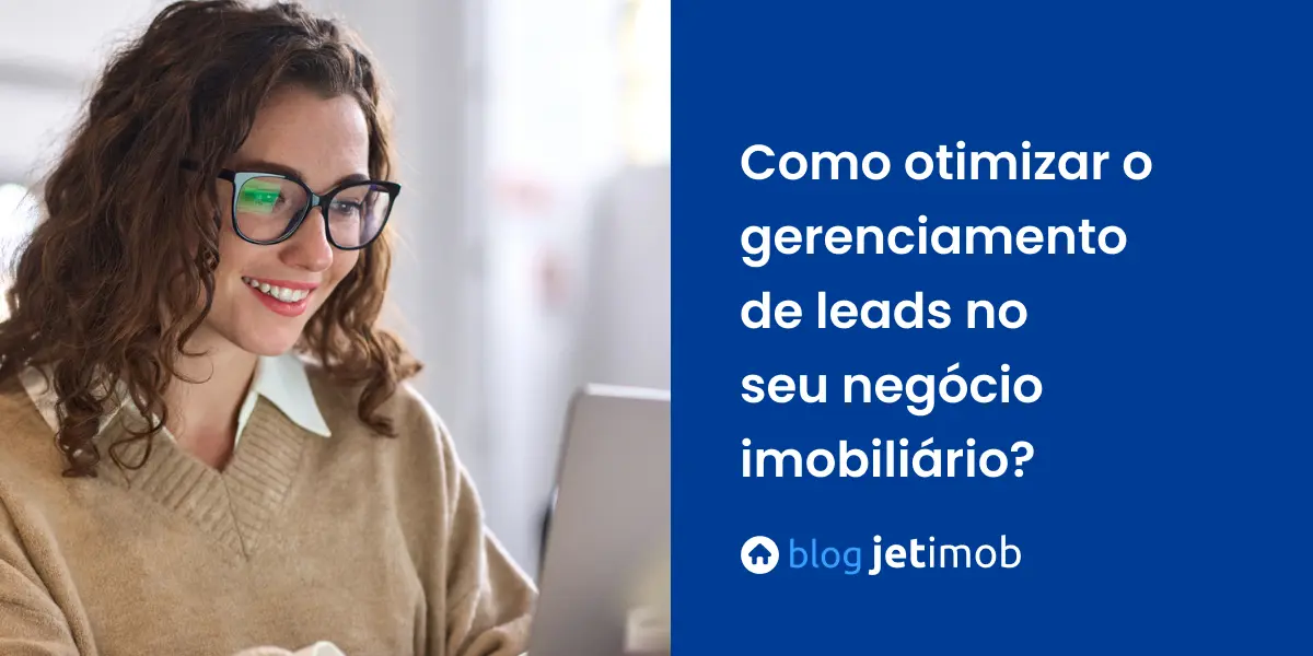 Imagem de uma corretora procurando o melhor sistema para seu gerenciamento de leads.