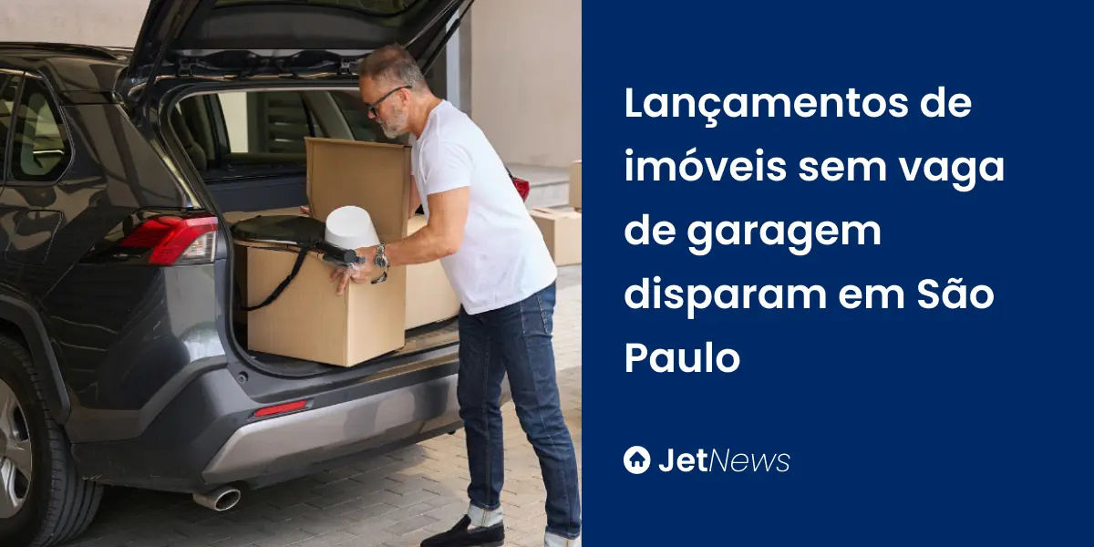 Homem colocando caixas no porta-malas do seu carro em sua vaga de garagem.