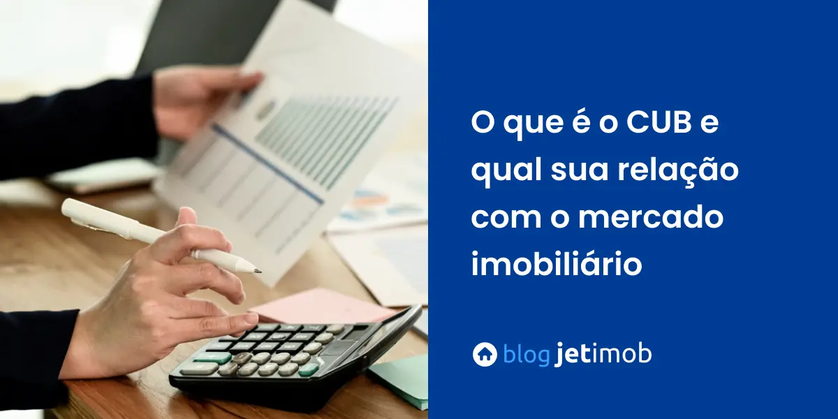 Corretor de imóveis calculando o CUB para lançamento de um empreendimento imobiliário.