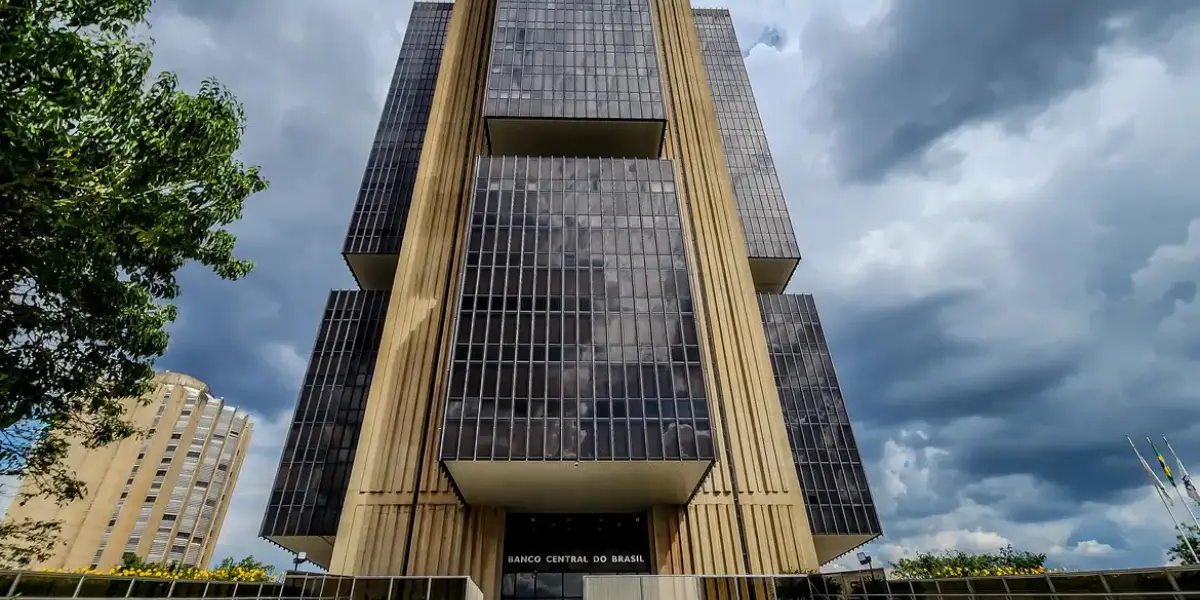 Banco Central mantém Selic a 15% e reafirma estabilidade prolongada
