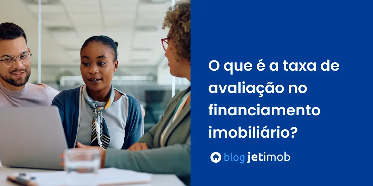 Imagem de uma corretora explicando sobre a taxa de avaliação no financiamento imobiliário.