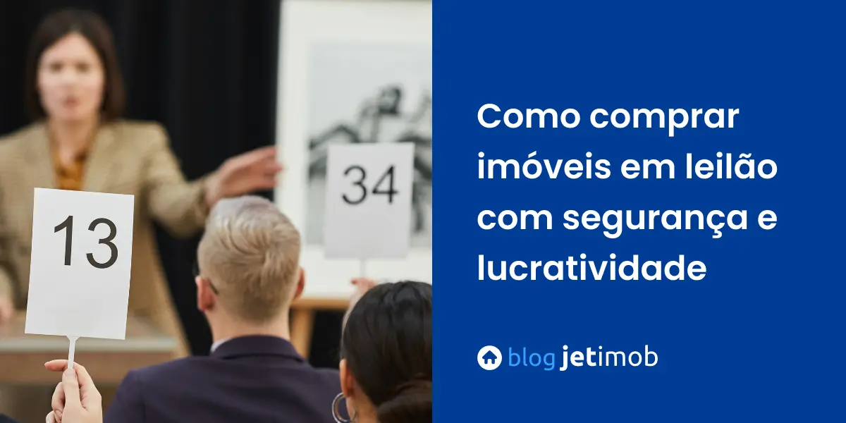 Corretores imobiliários dando lances em leilão de imóveis.