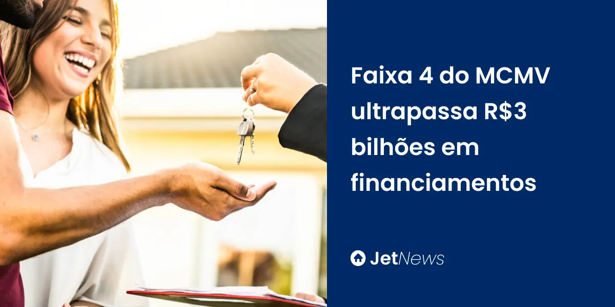 Corretora imobiliária entregando chaves para casal que comprou imóvel pela MCMV.