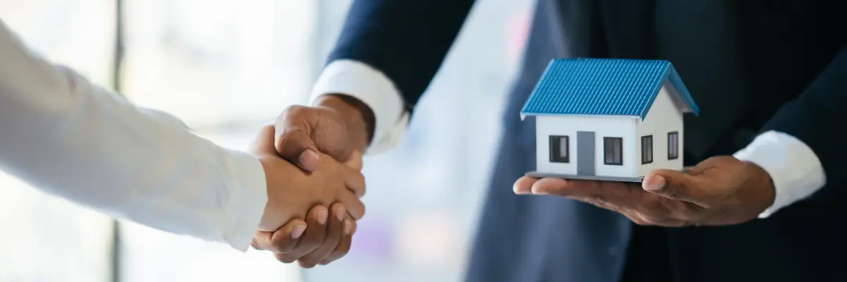 Corretor de imóveis falando com clientes sobre holding imobiliária.