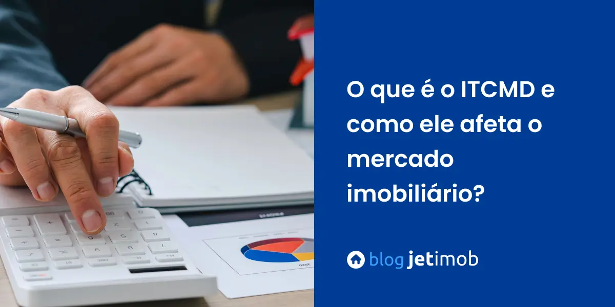 Corretor imobiliário calculando o ITCMD em sua sala.