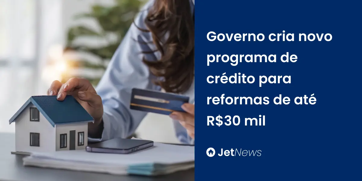 Corretora imobiliária explicando para cliente o programa de crédito para reformas do Governo Federal.