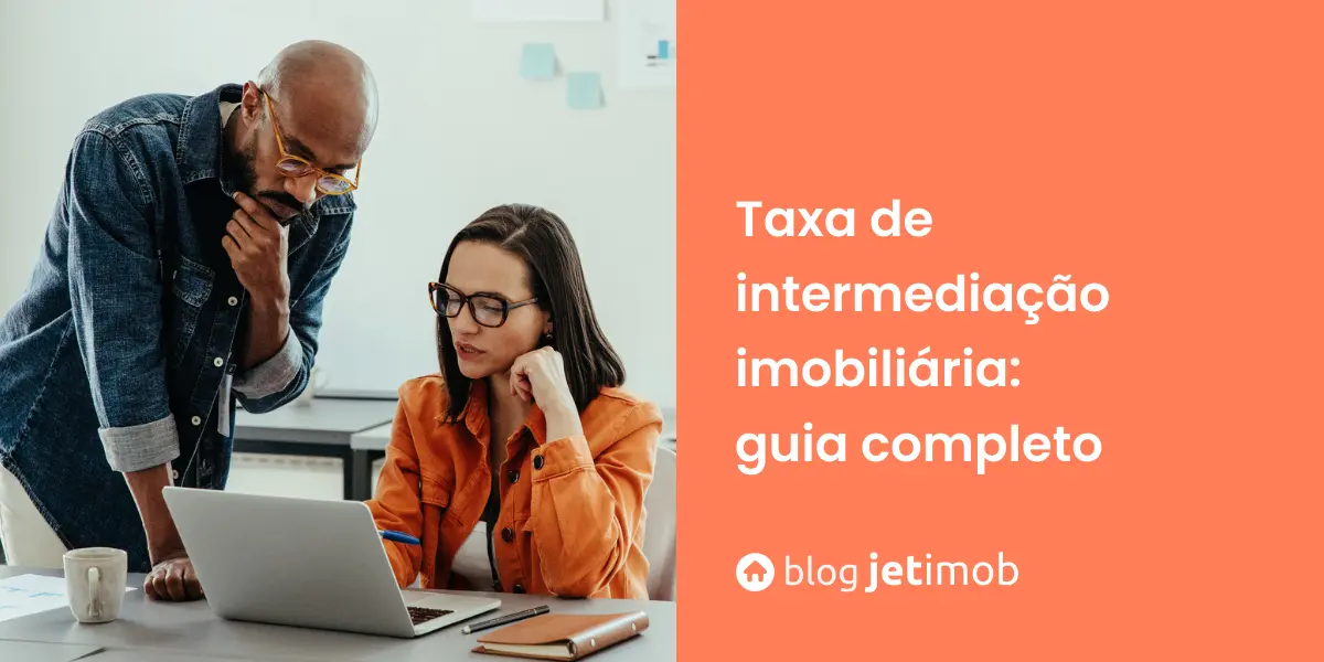 Imagem de dois corretores analisando uma taxa de intermediação.