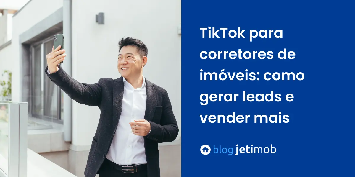 Foto de corretor imobiliária gravando um vídeo para o seu TikTok.