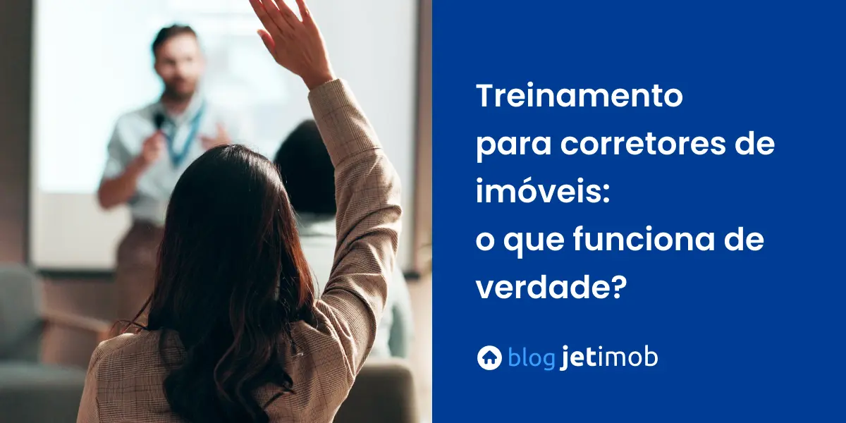 Imagem de uma corretora em um treinamento para corretores de imóveis.