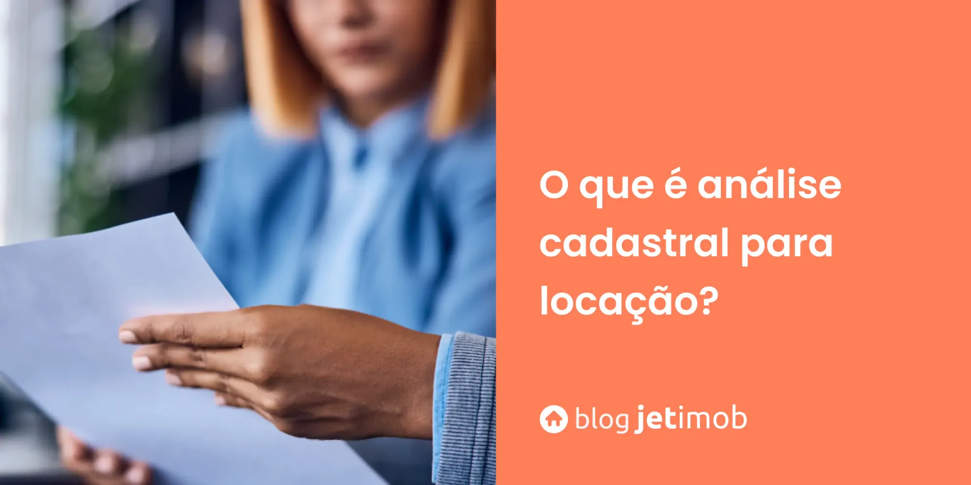 Imagem de uma corretora realizando a análise cadatsral para locação de imóvel.