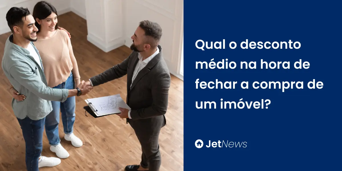 Corretor imobiliário entregando imóvel para jovem casal após eles fecharem a compra com desconto.