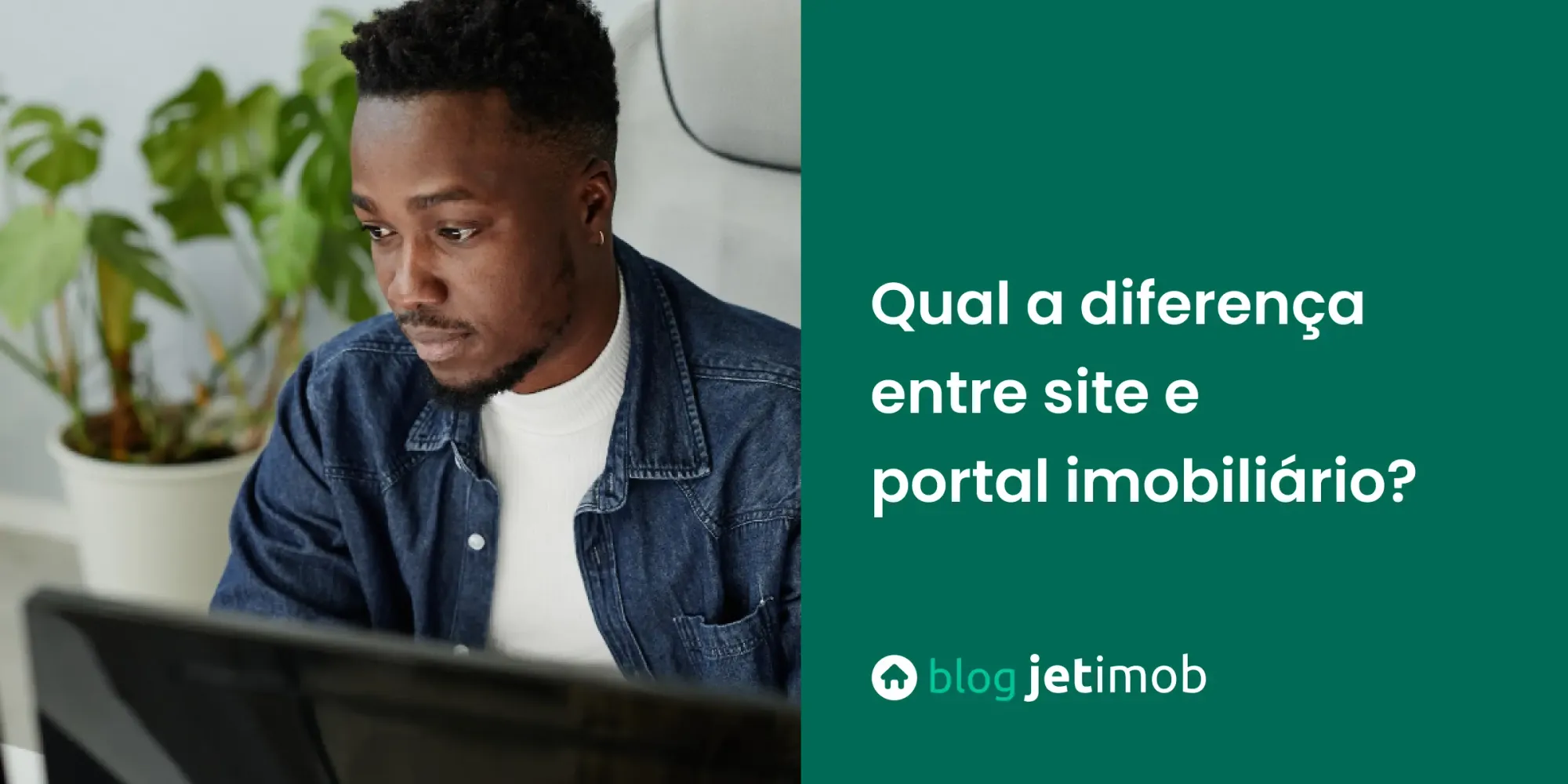 Imagem de um corretor analisando a diferença entre site e portal imobiliário.