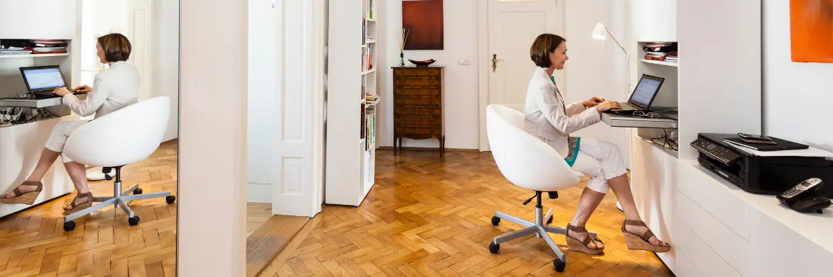 Mulher trabalhando em seu notebook no seu escritório em casa.