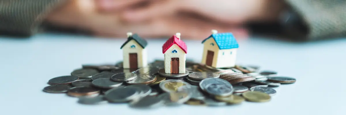 Corretor de imóveis explicando para cliente como funciona o novo teto do FGTS para financiamentos.