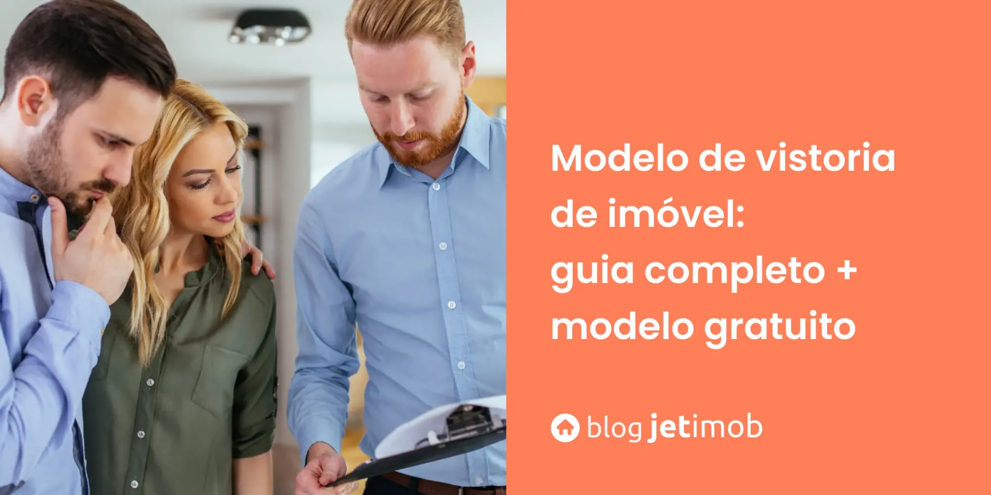 Imagem de um corretor usando um modelo de vistoria em seu trabalho.