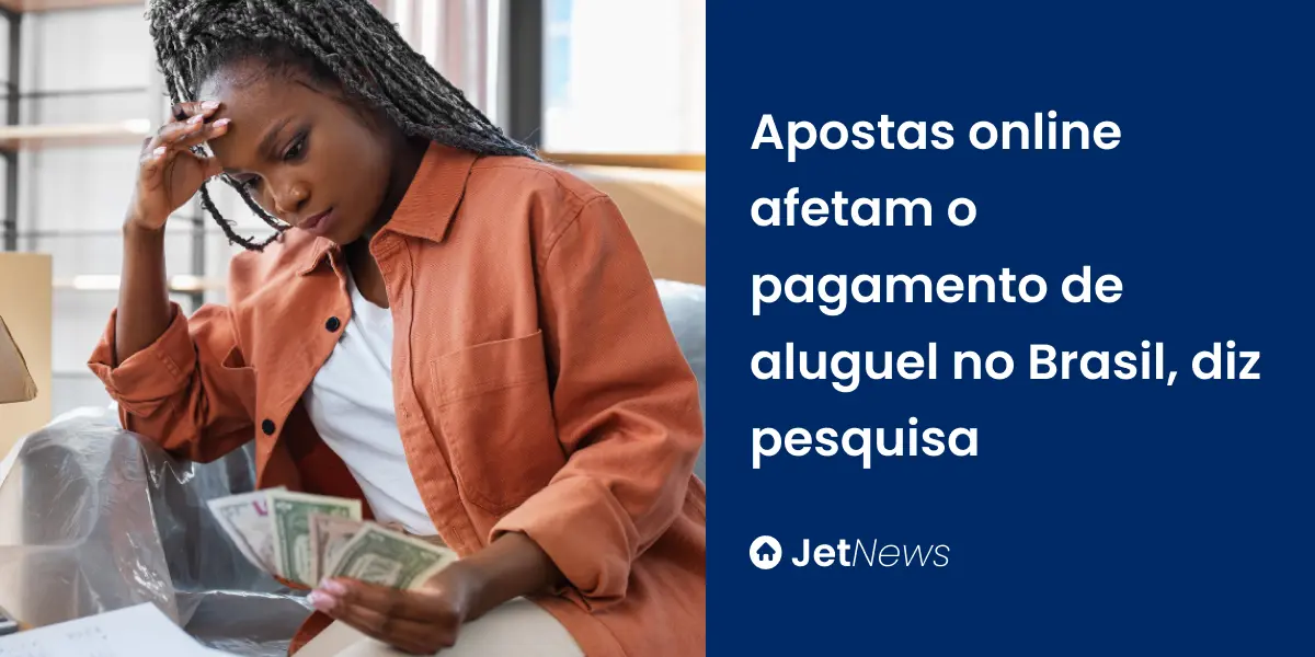 Mulher vestindo uma camisa laranja fazendo as contas para pagar aluguel do seu imóvel.