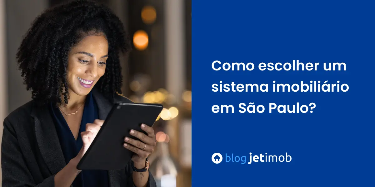 Imagem de uma corretora acessando um sistema imobiliário em São Paulo.
