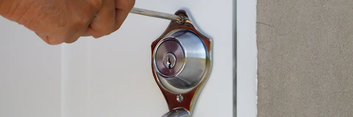 Inquilino trocando fechadura do seu apartamento.