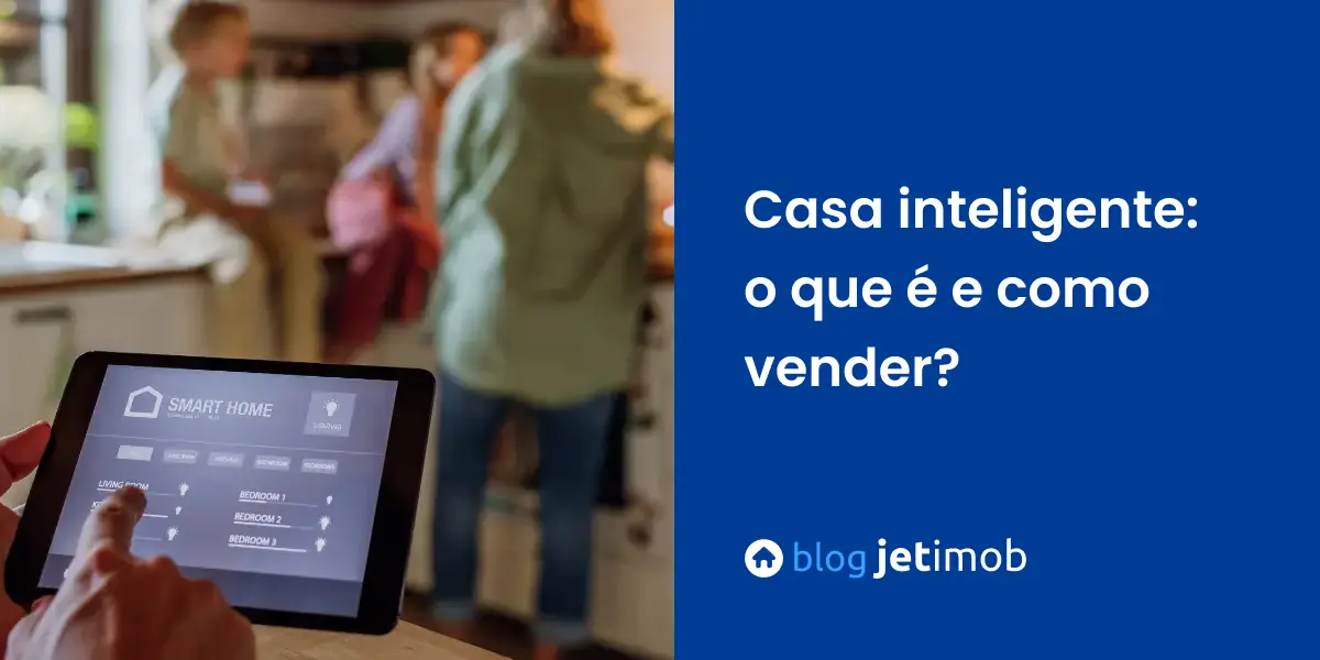 Homem controlando as luzes da sua cozinha pelo seu tablet na sua casa inteligente.