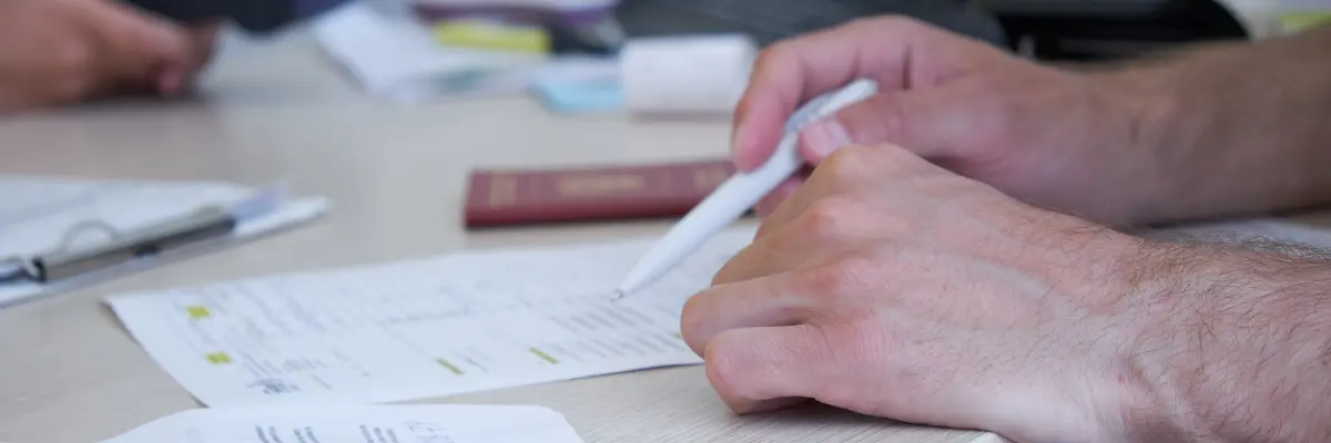 Corretor imobiliário explicando para cliente como identificar um boleto falso.