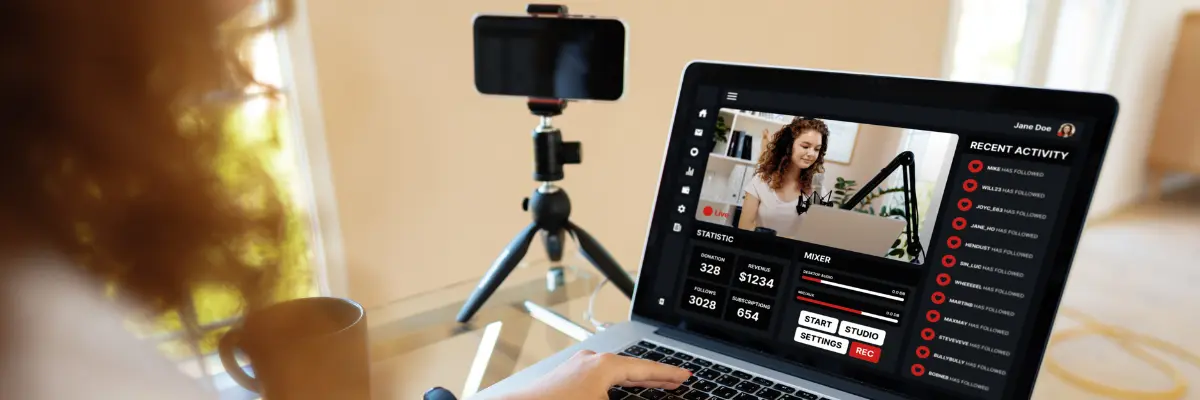 Corretora de imóveis planejando a sua live imobiliária em seu computador.