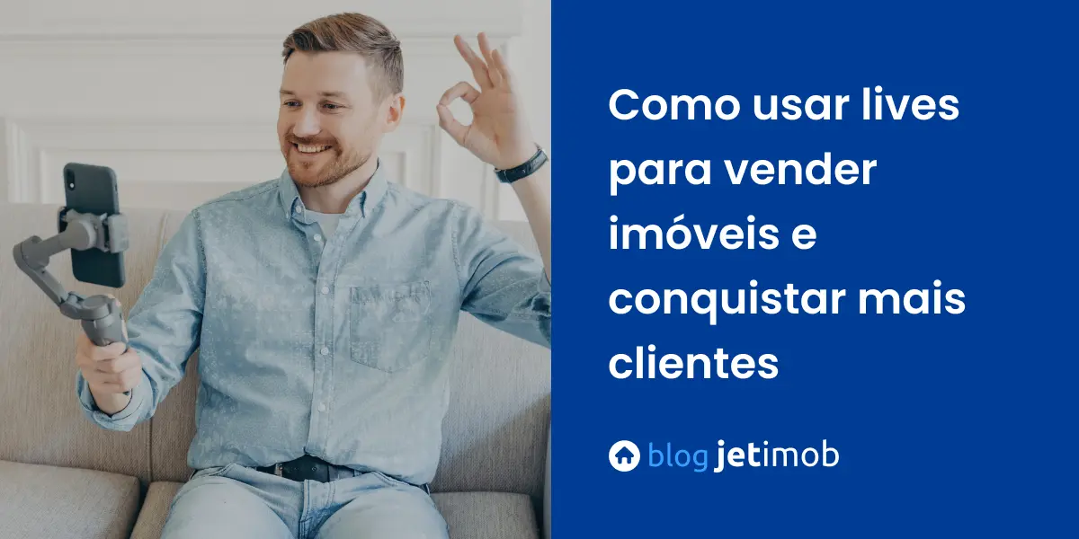 Corretor imobiliário se preparando para fazer uma live para vender imóveis nas redes sociais.