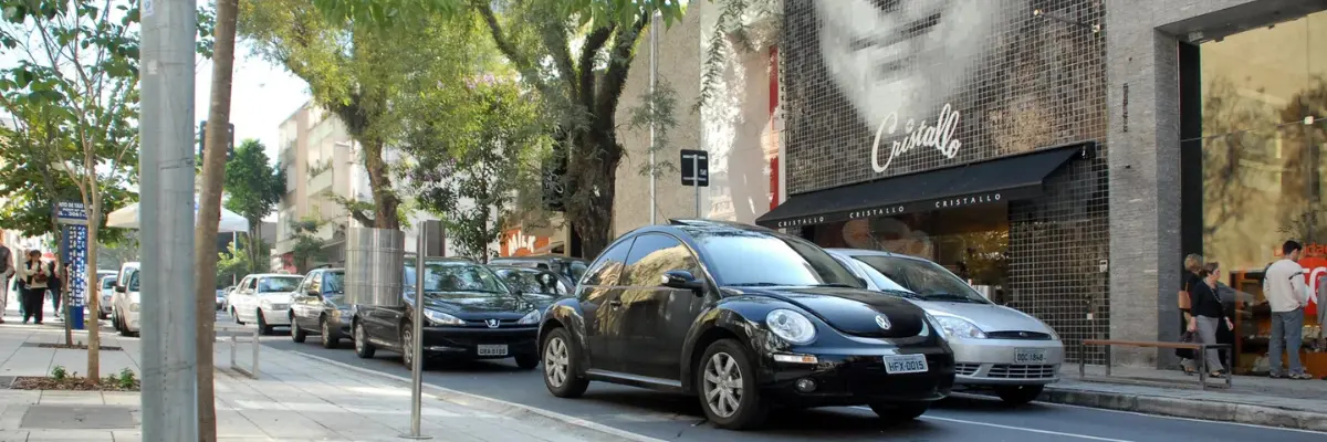 Rua Oscar Freire, localizada em uma zona nobre da cidade de São Paulo, Brasil.