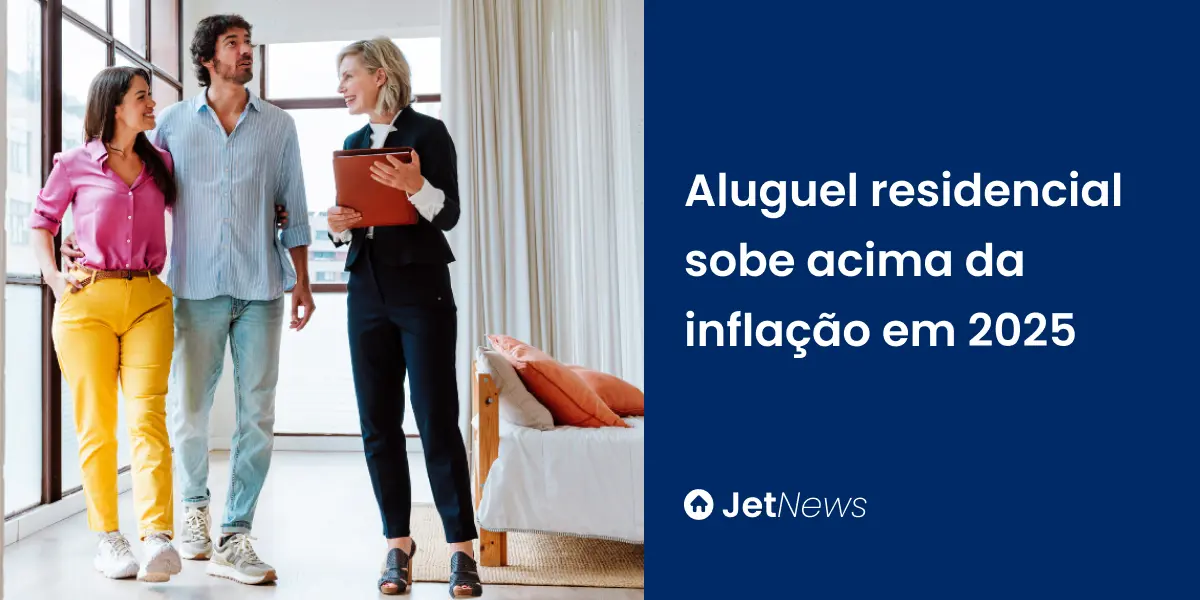 Corretora imobiliária mostrando apartamento para alugar para jovem casal.