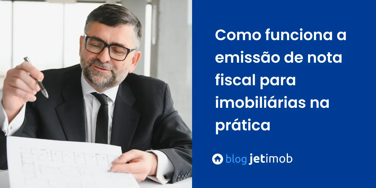 Corretor imobiliário aprendendo como funciona a emissão de nota fiscal para imóveis.