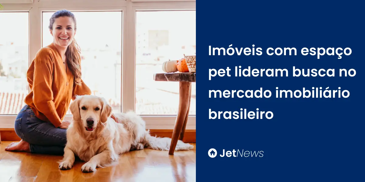 Mulher usando uma blusa laranja brincando com seu cachorro em um imóvel com espaço pet.