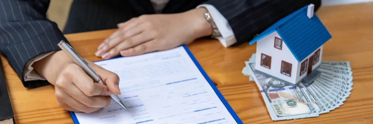 Corretor imobiliário fazendo a emissão da nota fiscal para imóveis.